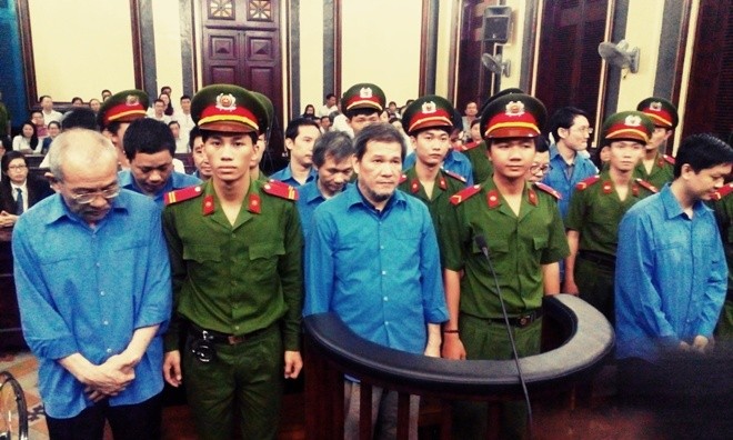 Các bị cáo đứng nghe HĐXX tuyên án. Ảnh Việt Văn