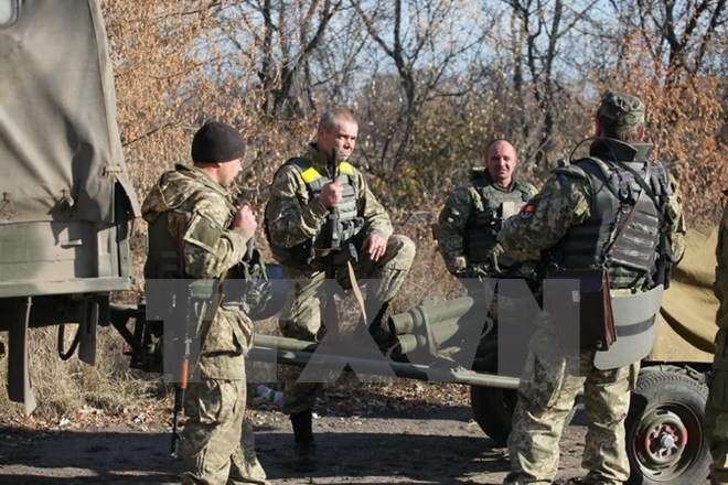 Binh sỹ Ukraine chuyên súng cối tự động "Vasilyok" 85mm rời làng Peski ngày 7/11. (Ảnh: AFP/ TTXVN)