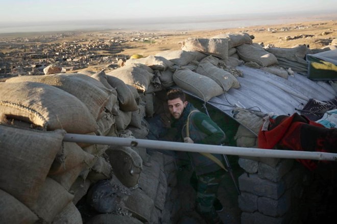 Một chiến binh người Kurd tại cứ điểm bên ngoài thị trấn Sinjar (Nguồn: AP)