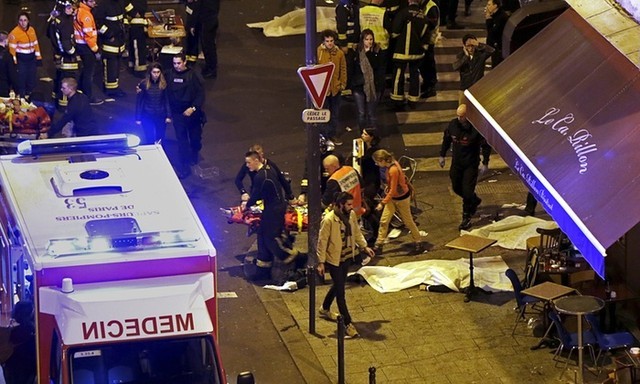 Hiện trường vụ tấn công bên ngoài một nhà hàng ở Paris (Ảnh: Reuters)
