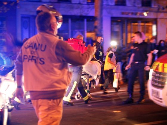 Cảnh sơ tán người bên ngoài nhà hát Bataclan ở Paris, hôm 14/11/2015. Ảnh: AP