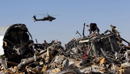 Hiện trường máy bay Nga rơi ở Ai Cập khiến 224 người thiệt mạng. Ảnh: Reuters