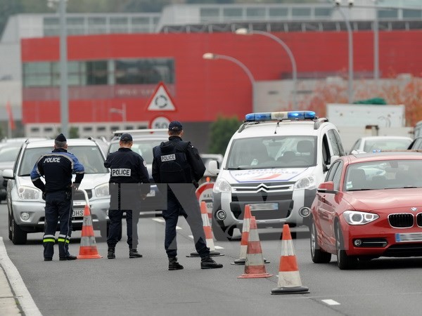 Cảnh sát Pháp kiểm soát tại khu vực biên giới với Tây Ban Nha ở Hendaye, miền Tây Nam Pháp ngày 14/11. (Nguồn: AFP/TTXVN)