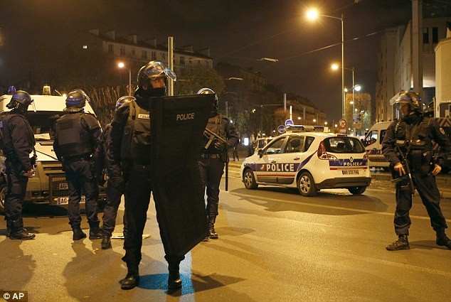 Tận thấy cảnh sát đột kích bắt chủ mưu khủng bố Paris