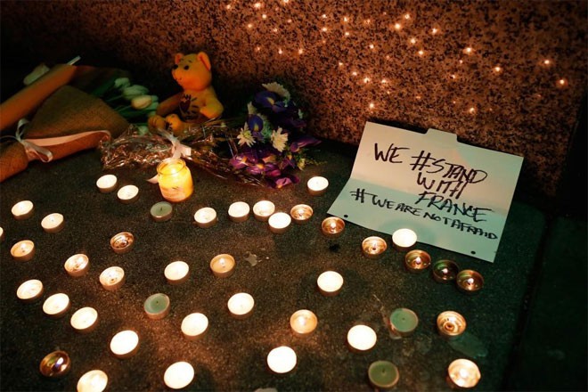 Lễ tưởng niệm nạn nhân vụ khủng bố ngày 13/11 ở Paris. Ảnh: AP