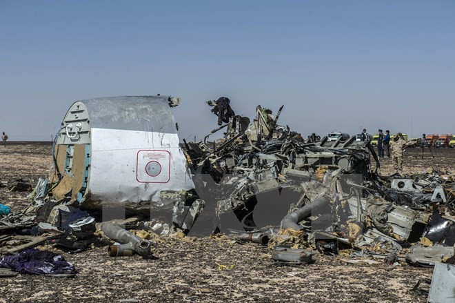 Mảnh vỡ máy bay A321 tại hiện trường ở Wadi al-Zolomat, bán đảo Sinai, Ai Cập ngày 1/11. (Nguồn: AFP/TTXVN)