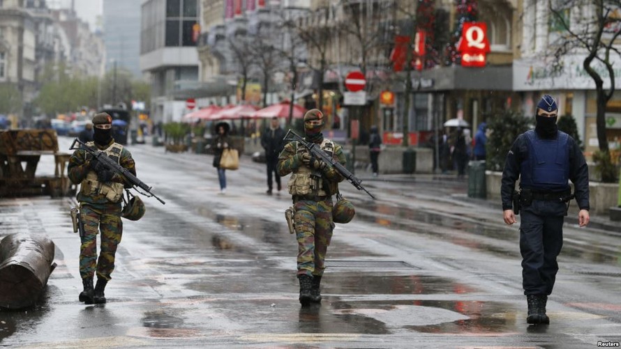 Bỉ nâng cảnh báo tối đa, ráo riết săn lùng khủng bố