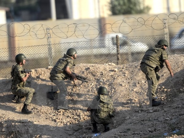 Binh sỹ Thổ Nhĩ Kỳ tại khu vực gần cửa khẩu Akcakale trên biên giới Syria-Thổ Nhĩ Kỳ ngày 15/6. (Nguồn: AFP/TTXVN)