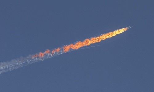 Su-24 Nga bốc cháy sau khi dính tên lửa từ chiến đấu cơ F-16 Thổ Nhĩ Kỳ hôm 24/11. Ảnh: Anadolu Agency