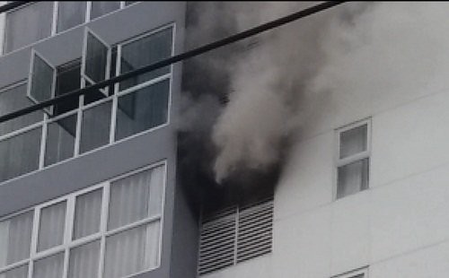 Hiện trường khói bùng lên dữ dội tại một căn hộ ở block A, cao ốc Hưng Phát