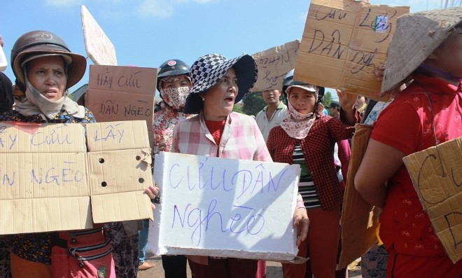 Người dân tập trung phản đối dời chợ tạm cũ Phú Hậu