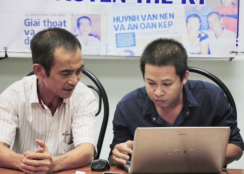 Ông Huỳnh Văn Nén (áo trắng) trong buổi giao lưu trực tuyến với báo Tiền Phong