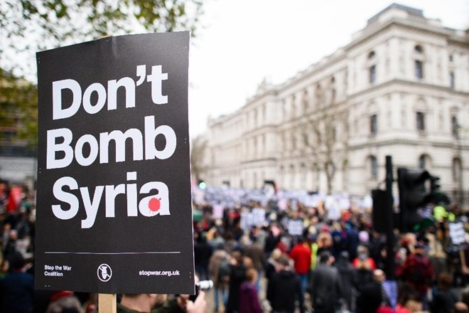 Người dân Anh biểu tình phản đối ném bom tại Syria (Nguồn: Reuters)