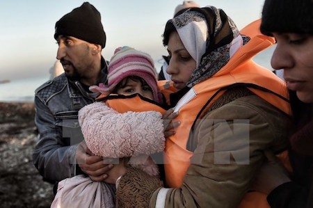 Người di cư tới đảo Lesbos, Hy Lạp sau hành trình vượt biển Aegean đầy nguy hiểm. (Nguồn: TTXVN)