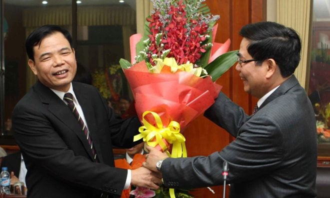 Bộ trưởng NN&PTNT Cao Đức Phát (phải) chúc mừng tân Thứ trưởng Nguyễn Xuân Cường.