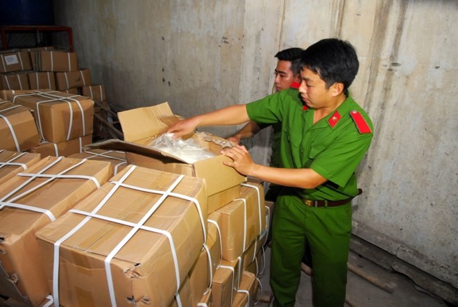 Cơ quan chức năng kiểm tra phát hiện hơn 5 tấn đường nghi sản xuất trái phép. Ảnh Việt Văn