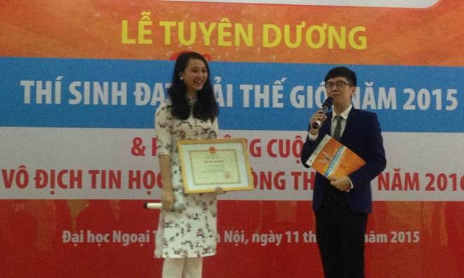 Nguyễn Thị Hiền Gia, sinh viên Trường ĐH Ngoại Thương nhận bằng khen
