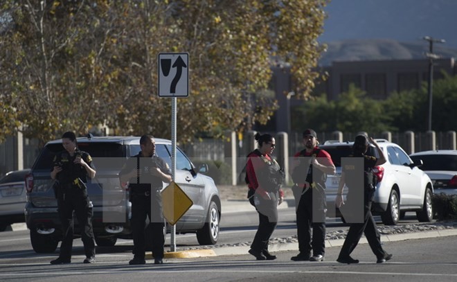 Cảnh sát Mỹ tại hiện trường vụ xả súng ở San Bernardino ngày 2/12. (Nguồn: TH/TTXVN)