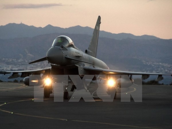 Máy bay ném bom Typhoon của RAF tại căn cứ không quân ở Akrotiri, gần thành phố Limassol, đảo Cyprus ngày 3/12. (Nguồn: AFP/TTXVN)