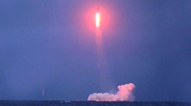 Tên lửa đạn đạo liên lục địa Sineva phóng đi từ tàu ngầm hạt nhân. (Nguồn: Bộ Quốc phòng Nga)