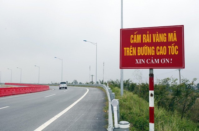 Vàng mã rải đầy gây nguy hiểm trên cao tốc Hà Nội - Hải Phòng