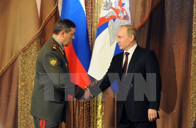 Tổng thống Putin (phải) và Tướng Valery Gerasimov trong cuộc họp với các tướng lĩnh đứng đầu quân đội Nga tại Moskva. (Nguồn: AFP/TTXVN)
