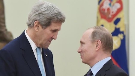Tổng thống Nga Vladimir Putin nói chuyện với Ngoại trưởng Mỹ John Kerry trong cuộc hội đàm tại Moscow hôm 15/12. Ảnh: AP