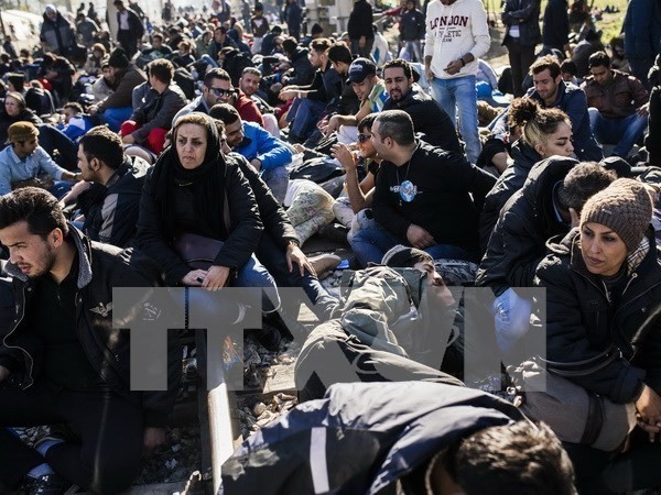 Lực lượng IS có thể lọt vào châu Âu bằng cách lẻn vảo đoàn người di cư với những phôi hộ chiếu trắng. (Ảnh: AFP/TTXVN)