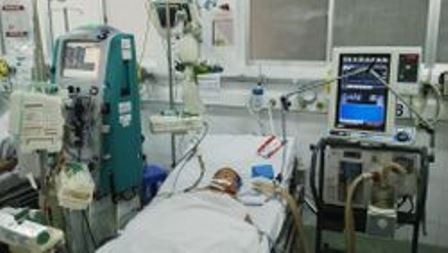 Bé L. khi đang nguy kịch tại Bệnh viện Nhi đồng 1 TPHCM. Ảnh do bệnh viện cung cấp.