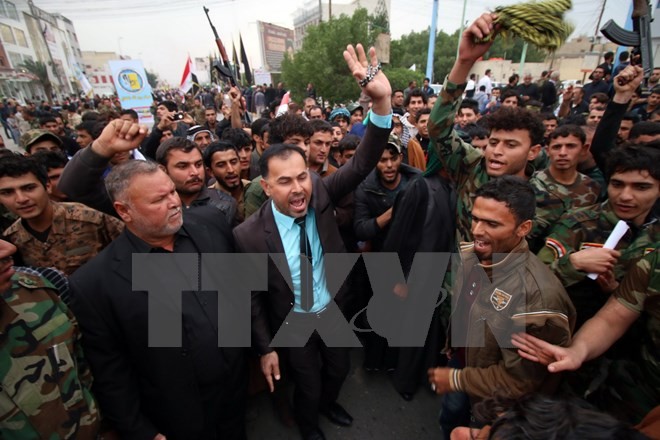 Các thành viên Lực lượng điều động dân sự Iraq tuần hành tại Basra, yêu cầu Thổ Nhĩ Kỳ rút binh sĩ khỏi Iraq. (Nguồn: AFP/TTXVN)