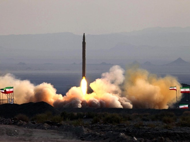 Iran phóng thử tên lửa đất đối đất Qiam trong cuộc tập trận. (Ảnh: AFP)