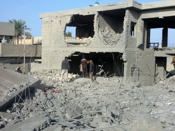 Hiện trường đổ nát sau một vụ không kích của liên quân quốc tế xuống khu vực do IS chiếm giữ ở Fallujah, Iraq ngày 18/12. (Nguồn: THX/TTXVN)