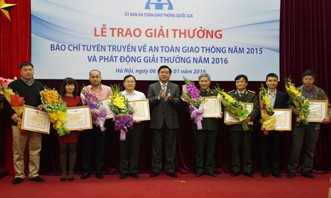 Phó Chủ tịch thường trực Ủy ban ATGT quốc gia Đinh La Thăng trao giải cho các cơ quan báo chí