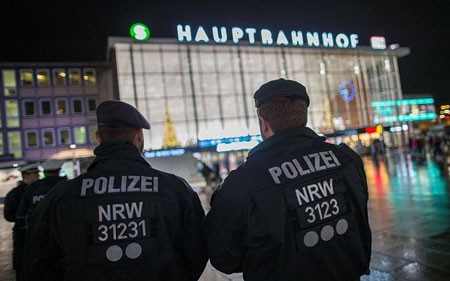 Cảnh sát đi tuần tại nhà ga chính ở Cologne.