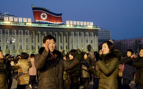 Người dân Triều Tiên tụ tập trước quảng trường Kim Nhật Thành hôm 8-1 mừng vụ thử bom khinh khí "thành công" - Ảnh: Reuters