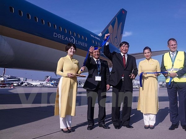 Đại sứ Đoàn Xuân Hưng (giữa) cắt băng khai trương chuyến bay chính thức đầu tiên bằng Boeing 787-9 Dreamliner tại sân bay Frankfurt/Main ngày 26/10/2015