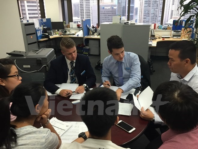 Hai thám tử thuộc Sở cảnh sát bang NSW làm việc với đại diện Vietnam Airlines, Chủ tịch VDS và các du học sinh tại Văn phòng Vietnam Airlines ở Sydney.