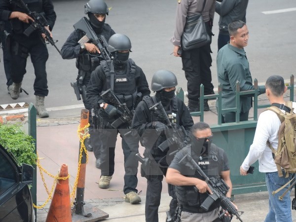 Cảnh sát Indonesia làm nhiệm vụ tại hiện trường vụ tấn công ngày 14/1. (Nguồn: AFP/TTXVN)