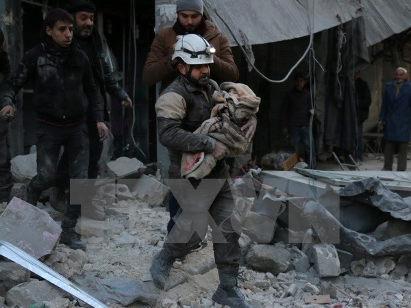 Nhân viên dân sự Syria chuyển một em nhỏ bị thương trong các cuộc giao tranh giữa quân đội chính phủ và phiến quân tại thành phố Aleppo, miền Nam Syria ngày 16/1. (Nguồn: AFP/TTXVN)