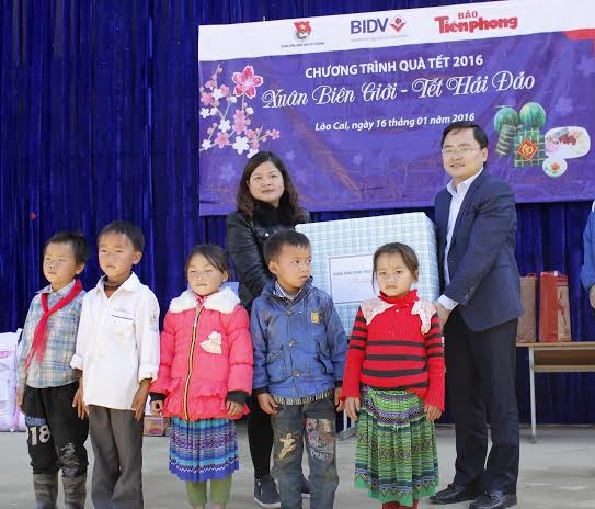 Bí thư TƯ Đoàn Nguyễn Anh Tuấn trao quà cho học sinh nghèo ở Trường TH Pha Long (Ảnh: Trung Hiền)