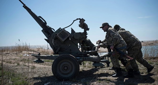 Các binh sỹ chính phủ Ukraine triển khai vũ khí tại bãi biển Azov, miền Đông Ukraine. (Ảnh: AP)