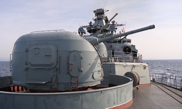 Trên khoang tàu khu trục Phó đô đốc Kulakov của Hải quân Nga (Ảnh: AP)