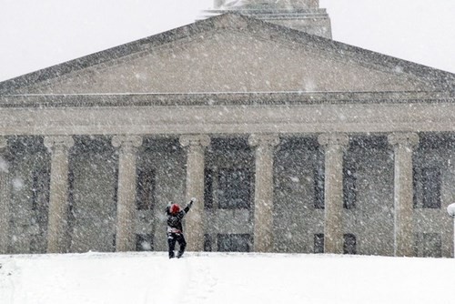 Tuyết rơi trắng trời gần đồi Capitol (Ảnh: AFP)