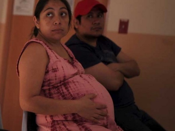 Các chuyên gia y tế khuyến cáo phụ nữ lùi thời điểm mang thai muộn hơn từ 6-8 tháng để tránh nguy cơ mắc virus Zika. (Nguồn: Reuters)