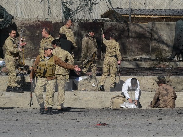Nhân viên an ninh Afghanistan điều tra tại hiện trường vụ đánh bom đồn cảnh sát. (Nguồn: AFP/TTXVN)