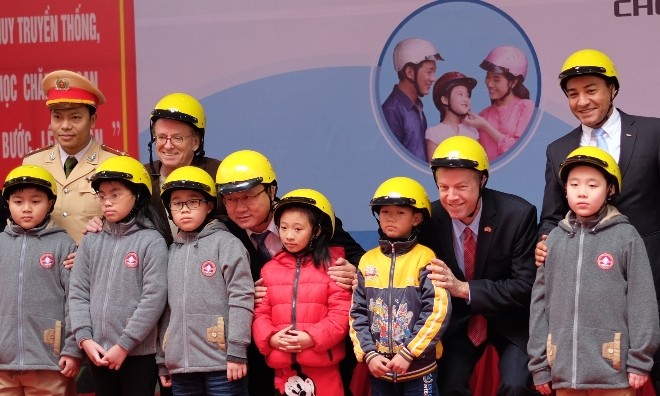 Đại sứ Mỹ trao mũ bảo hiểm cho học sinh Hà Nội