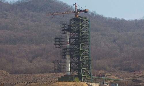Tên lửa Unha-3 của Triều Tiên tại bãi phóng ở Tongchang-ri, phía tây Triều Tiên, năm 2012. Ảnh: AP.
