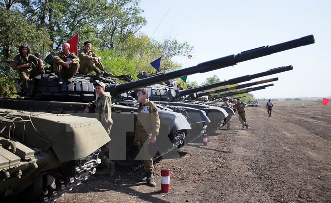  Lực lượng ly khai ở miền Đông Ukraine tham gia cuộc tập trận tại thị trấn Torez, khu vực Donetsk ngày 24/9. (Ảnh: AFP/TTXVN)