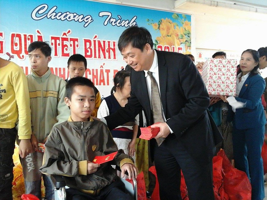 Ông Đặng Việt Dũng – Phó Chủ tịch UBND TP Đà Nẵng tặng quà cho nạn nhân da cam ngồi xe lăn