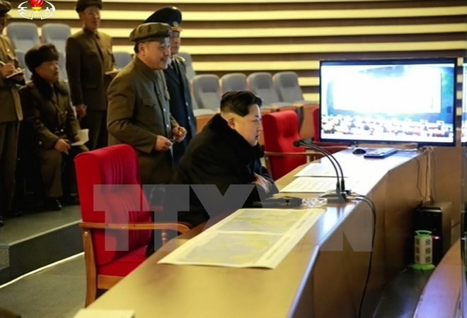Nhà lãnh đạo Triều Tiên Kim Jong-Un (ngồi phía trước) theo dõi vụ phóng tên lửa mang theo vệ tinh Kwangmyongsong-4. (Nguồn: Yonhap/TTXVN)